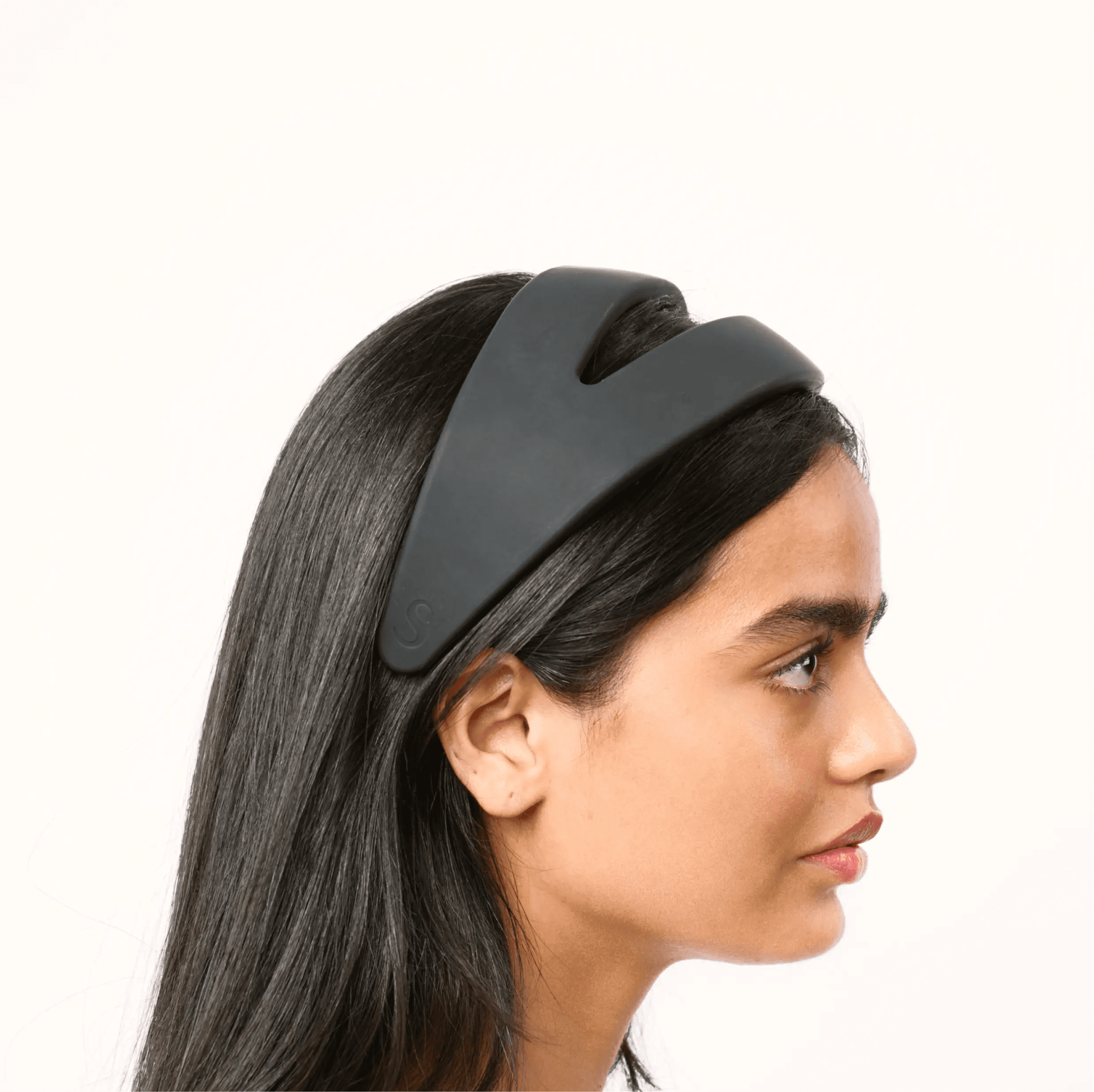 Woman wearing Lutea headband